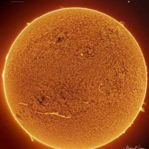 Изображение Солнца с фильтром выделяющим линию водорода Hα