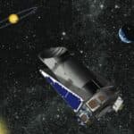 Иллюстрация: осмический телескоп на фоне планет и галактик